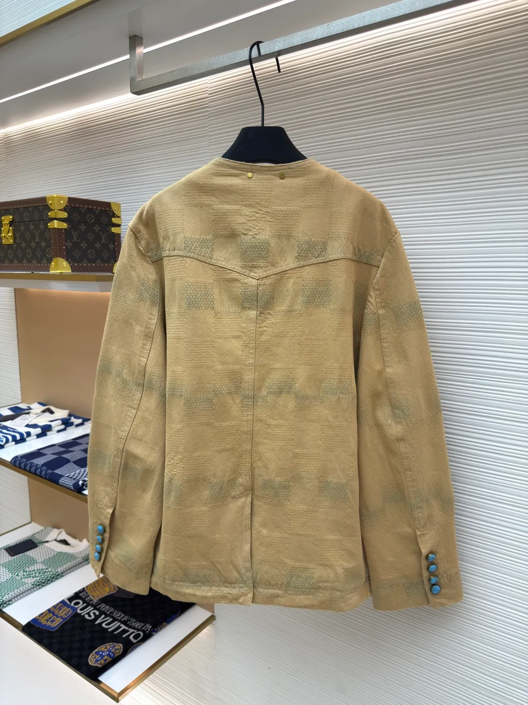 LOUIS VUITTON turquoise collarless jacket ●Authentic product: purchased and developed by 18939 ●Item number: 1680007-C45 ●Fabric: denim fabric ●Technology: jacquard production ●Version: fitted version ●Weight: about 1255 grams ●Size: 46-48-50-52 ●Description: Louis Vuitton LV checkerboard collarless denim jacket Made of custom-woven denim denim, custom-dyed with contrasting indigo effect and 3D checkered jacquard craftsmanship. Through the yarn-dyed jacquard process, various patterns and patterns are woven directly into the fabric during the weaving process, making the surface of the denim appear richer in texture and visual effects. The fabric goes through sand washing process and special dyeing technology! Customized accessories, complete with three standards. The overall wiring is straight and delicate, the fabric is comfortable and soft, and the color is consistent without color difference. It can be matched with the same style to create a fashionable look and control various occasions. Customized accessories, complete with three standards, same style for men and women!